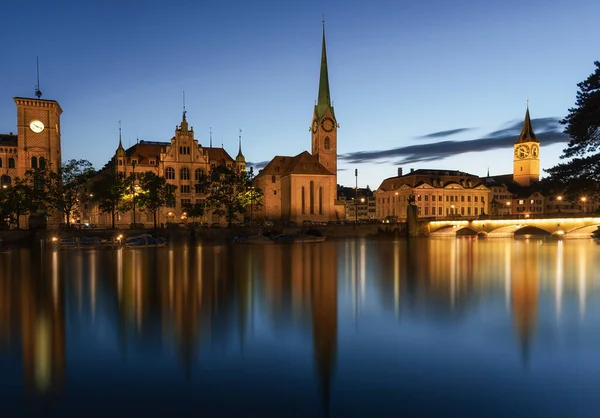 Gün batımında Zürih. Mavi saat. Zürih, İsviçre. Yaz, 2020 