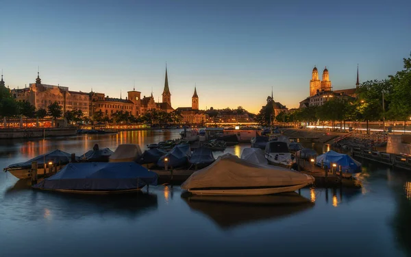 Gün batımında Zürih. Mavi saat. Zürih, İsviçre. Yaz, 2020 