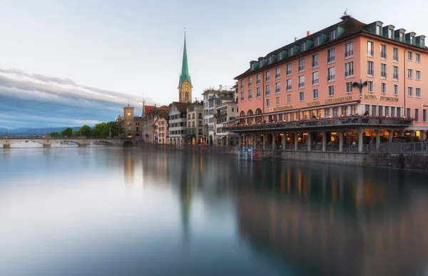 Gün batımında Zürih. Mavi saat. Zürih, İsviçre. Yaz, 2020 