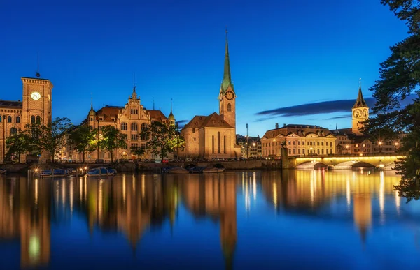 Gün batımında Zürih. Mavi saat. Zürih, İsviçre. Yaz, 2020 