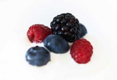 Böğürtlen Çalılardan ve otlardan oluşan küçük sulu bir meyve..