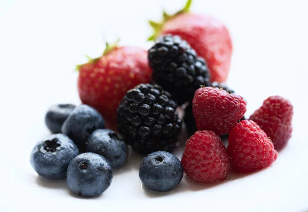 Böğürtlen Çalılardan ve otlardan oluşan küçük sulu bir meyve..