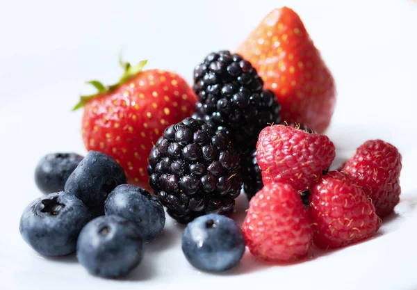 Böğürtlen Çalılardan ve otlardan oluşan küçük sulu bir meyve..