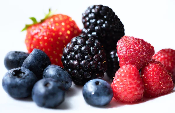 Böğürtlen Çalılardan ve otlardan oluşan küçük sulu bir meyve..