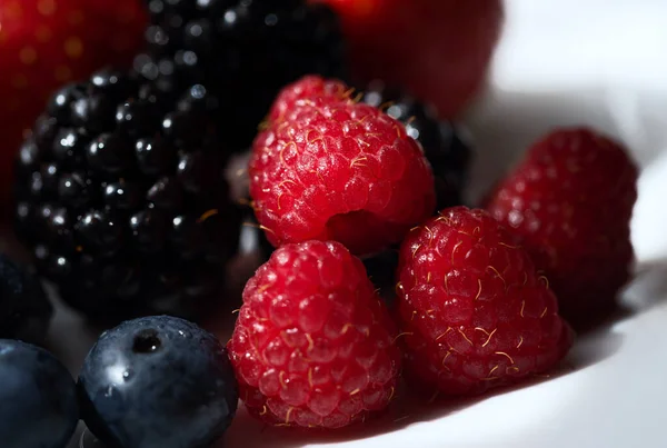Böğürtlen Çalılardan ve otlardan oluşan küçük sulu bir meyve..