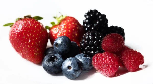 Böğürtlen Çalılardan ve otlardan oluşan küçük sulu bir meyve..