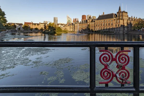 Ustalana Placu Buitenhof Budynków Binnenhof Campus Holenderskiego Parlamentu Przy Bezchmurnym — Zdjęcie stockowe