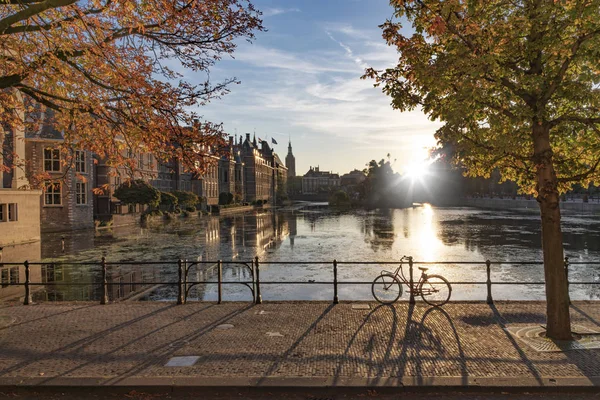 Relexão Buitenhof Edifícios Binnenhof Campus Parlamento Holandês Sob Céu Azul — Fotografia de Stock