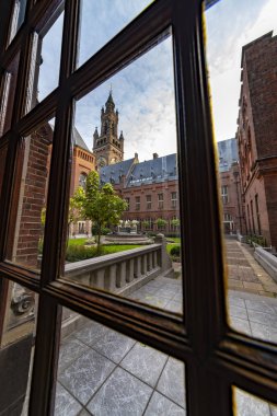 Lahey, 31 Ekim 2018 - koltuk, Birleşmiş Milletler asıl yargı organı bulunduğu Uluslararası Adalet Divanı Barış Sarayı Bahçe iç görünümü