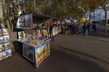 Paris, 27 Ekim 2018 - kitaplar, tarihsel kitaplar dükkanı skeçler, resim ve Seine Nehri kenarındaki Paris Resimleri