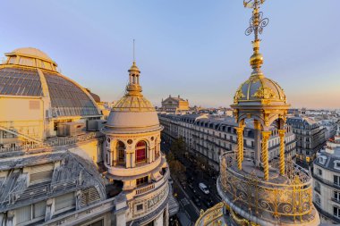Paris, 25 Ekim 2018 - Sunset Bulvarında Paris'in çatıları ve Paris Opera Garnier Haussmann bölgesinde, Bina Fransa