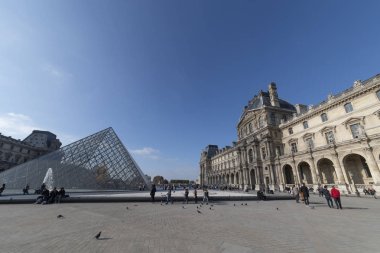 Paris, 25 Ekim 2018 - Louvre museun bulutsuz bir gökyüzü altında ve Fransa etrafında, kalan turist kalabalık