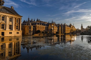 Buitenhof, Binnenhof binalar, Lahey, Hollanda açık mavi gökyüzü altında Hollanda Parlamentosu kampüs Relection