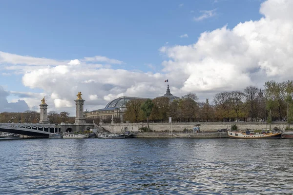 Grand Palais Byggnad Utsikt Från Floden Seine Levande Blå Himmel — Stockfoto