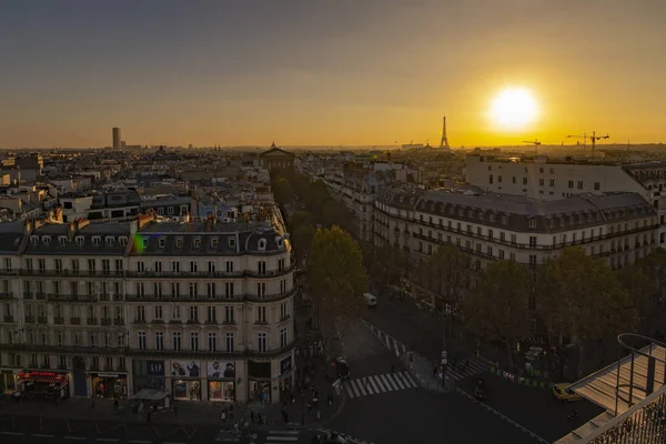 Κίτρινο Έντονο Ηλιοβασίλεμα Στο Παρίσι Οροφή Του Αρχαία Πέτρα Βικτωριανής — Φωτογραφία Αρχείου