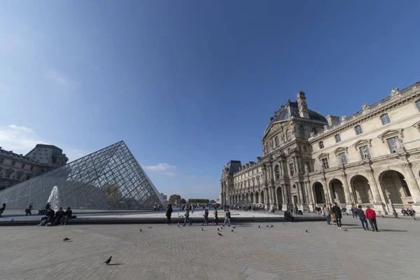 París Octubre 2018 Louvre Museun Cloudless Sky Crowded Tourist Lingering —  Fotos de Stock