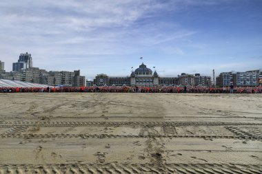 Kalkış önünde Kurhaus hotel, verilen sonra Scheveningen, 1 Ocak 2018 - ilk yeni yıl dalgıçlar donmuş Kuzey Denizi denize doğru Hollanda çalıştırın