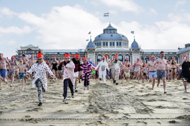 Scheveningen, 1 Ocak 2018 - Hollandalı daha ilk yeni yıl dalış güçlü bir geleneği takip donmuş Kuzey Deniz suyu doğru öğlen zil çan sonra çalışır.