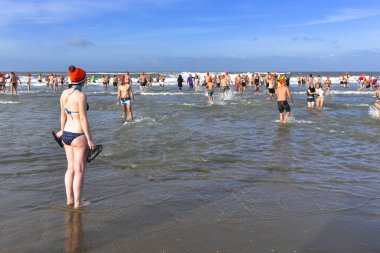 Scheveningen, 1 Ocak 2018 - ayakta bir Hollandalı kız plaj ve onun ilk yılbaşı için gitmek tereddüt donmuş Kuzey Deniz suyu, Hollanda daldırma