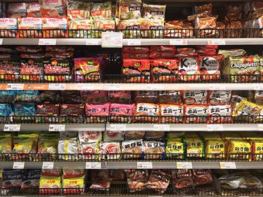 Lahey, 27 Ocak 2019 - süper görüntü tat ve ambalaj potansiyel alıcı çekmek için her türlü Çin şehriye paketleriyle dolu dolu Pazar