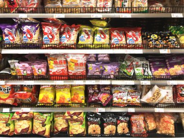 Lahey, 27 Ocak 2019 - süper görüntü tat ve ambalaj potansiyel alıcı çekmek için her türlü Çin şehriye paketleriyle dolu dolu Pazar