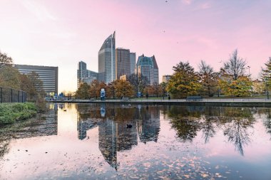 Lahey cityscape Sunrise su Sonbahar sezonu yansıtıyordu.