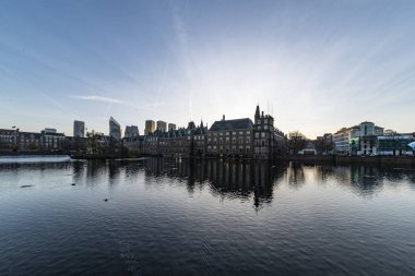 Renkli Hollanda Parlamentosu, Felemenkçe, Hofvijver kanala su üzerinde erken donma doğarken yansıyan Lahey, Hollanda