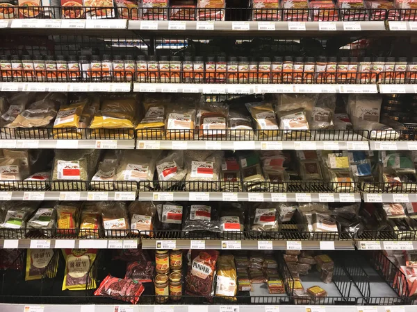 Гагуэ Января 2019 Экспозиция Супермаркета Наполненная Экзотическими Пакетами Специй Всеми — стоковое фото
