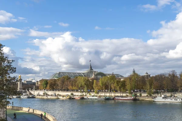 Grand Palais Budynku Widok Rzeki Sekwany Żywe Błękitne Niebo Paris — Zdjęcie stockowe