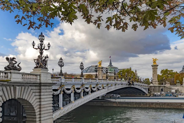 フランスの都市島を取り巻くセーヌ川の上から見る — ストック写真