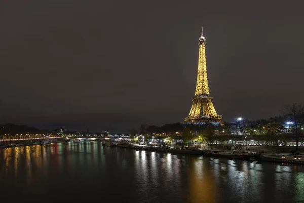Paris, 28 Kasım 2018 - ışıklı Eyfel Kulesi yansıma Seine Nehri su Paris, turistler tarafından en çok ziyaret edilen bina üzerinde