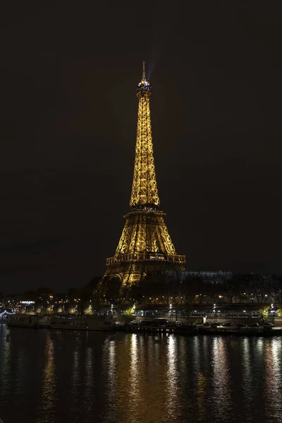 Paříž Listopadu 2018 Osvětlená Eiffelova Věž Reflexe Řece Seině Paříži — Stock fotografie