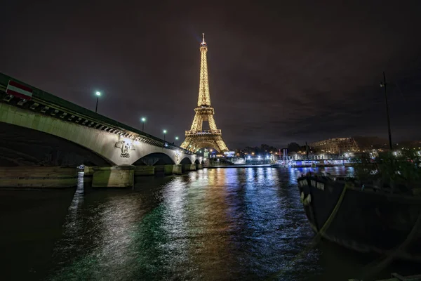 París Noviembre 2018 Torre Eiffel Iluminada Reflexiona Sobre Río Sena — Foto de Stock