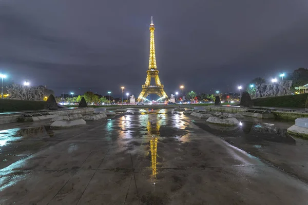 París Noviembre 2018 Torre Eiffel Iluminada Reflexiona Sobre Agua Fuente — Foto de Stock