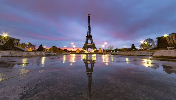 Salida Del Sol Torre Eiffel Reflexión Sobre Agua Fuente Trocadero —  Fotos de Stock