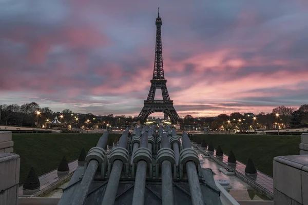 Wschód Słońca Odbicie Wieży Eiffla Trocadero Fontanna Wody Paryżu Jeden — Zdjęcie stockowe