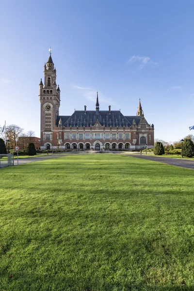2018年12月4日 国际法院所在地和平宫的正面景观 从和平入口与绿草场的观景 — 图库照片