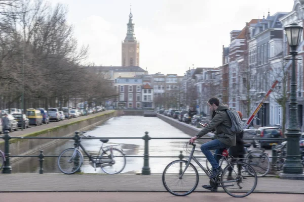 Amsterdam Januari Wielrenner Raadpleging Van Zijn Hand Telefoon Zijn Fiets — Stockfoto