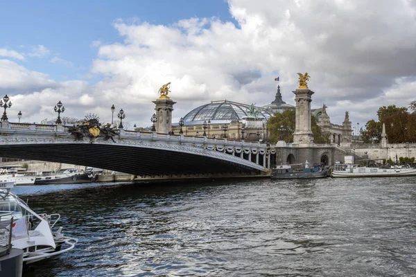 セーヌ川に架かるアレクサンドル 世橋は パリのセーヌ川にまたがるデッキのアーチ橋です アンヴァリッドとエッフェル塔とシャンゼリゼ通りな四分の一を接続します — ストック写真