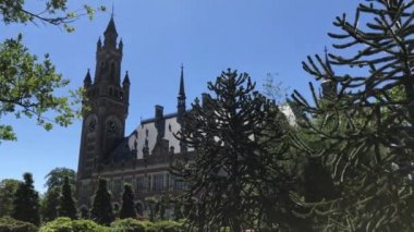 Lahey, 4 Temmuz 2018 - Uluslararası Adalet Divanı, Bahçe, koltuk barış saraydan görünümünü Birleşmiş Milletler'in asıl yargı organı bulunan Hage, Hollanda