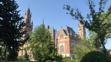 Lahey, 4 Temmuz 2018 - Uluslararası Adalet Divanı, Bahçe, koltuk barış saraydan görünümünü Birleşmiş Milletler'in asıl yargı organı bulunan Hage, Hollanda