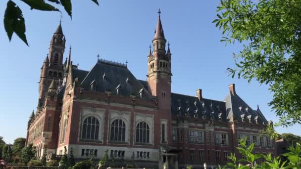 Haag Juli 2018 Fredspalatset Från Trädgård Säte För Internationella Domstolen — Stockvideo