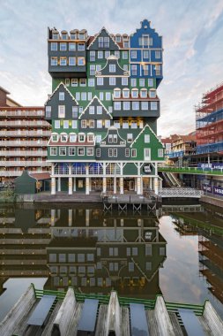 Zaandam, Hollanda mimari tarzı bu bina onun cinsiyet, Zaandam şehir, Hollanda içinde benzersiz yaparak birbirlerinin üzerinde tepesinde her türlü günbatımı binasında 20 Ocak 2019 - yapılmış