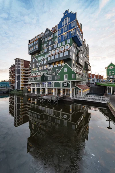 Zaandam, Hollanda mimari tarzı bu bina onun cinsiyet, Zaandam şehir, Hollanda içinde benzersiz yaparak birbirlerinin üzerinde tepesinde her türlü günbatımı binasında 20 Ocak 2019 - yapılmış