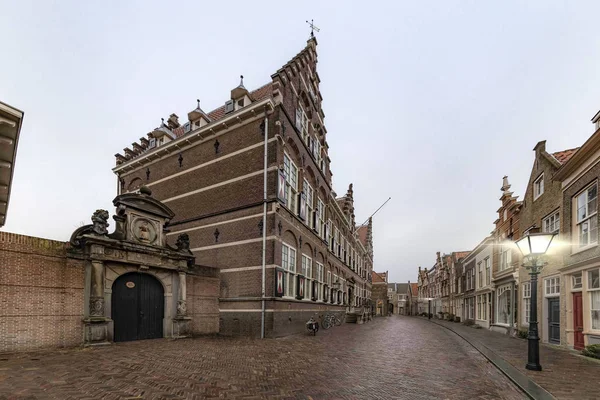 ドルドレヒト オランダで退屈な空と雨の日の間に誰もオランダの都市景観 — ストック写真