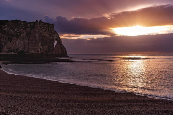 Sonnenuntergang Etretat Cliffs Reflektiert Auf Dem Ruhigen Wasser Des Ozeans — Stockfoto