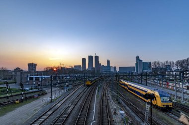 Lahey (Hollandaca Den Haag) tren istasyonunun arkasındaki günbatımı anında ufuk çizgisi