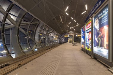 Lahey, 30 Mart 2019-gece Beatrixkwartie tramvay istasyonunda Işıklı reklam poster, Hollanda