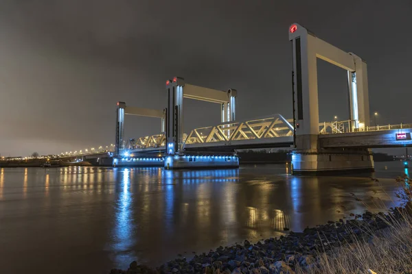 Widok Most Botlek Przy Wjeździe Rotterdamu Przez Łodzie Odbicie Spokojnej — Zdjęcie stockowe