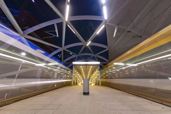 Гаага Beatrixkwartier Трамвайной Станции Платформы Освещается Ночью Ожидая Пассажиров Течение — стоковое фото